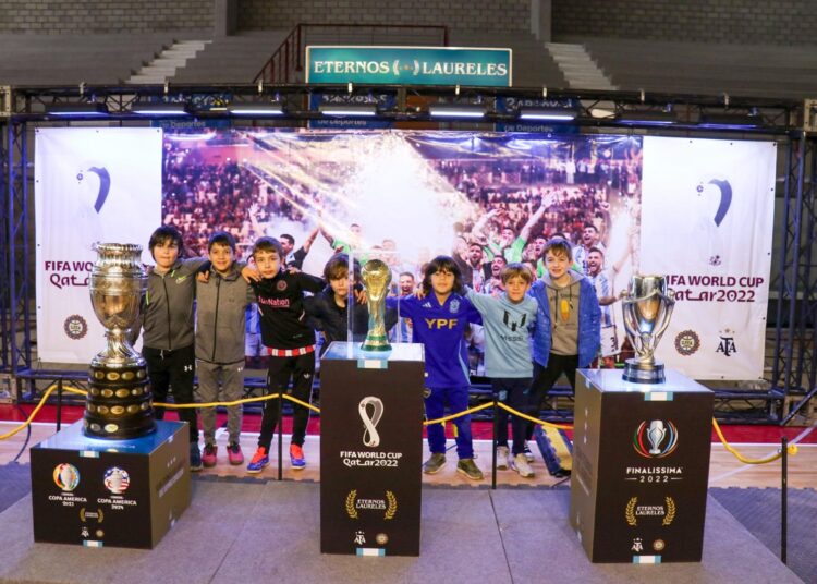 Exponen Eternos Laureles en el Polideportivo, la muestra que trae las tres últimas copas ganadas por la Selección Argentina
