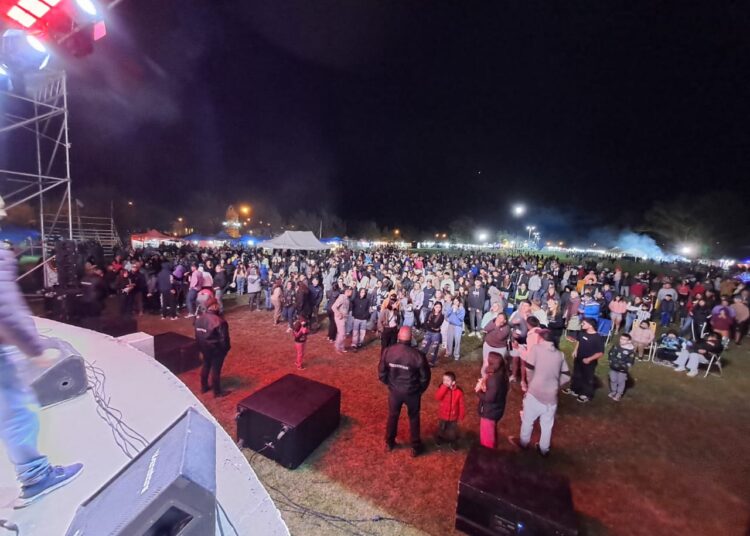 Clima y color le dieron relevancia a la primera jornada de la Fiesta del Mate y la Torta Frita