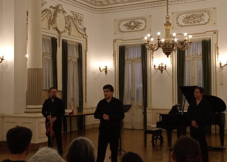Ofrecieron concierto de piano y violín en el Salón Blanco municipal