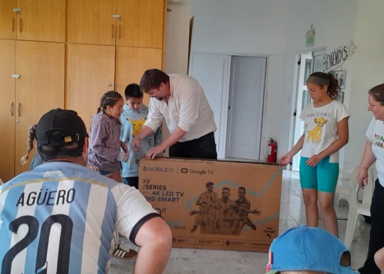Casa Silvia donó un smart de 50″ a Puentes de la Infancia