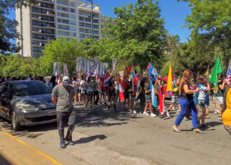 Por la Semana de la Familia, alumnos del Jesús Adolescente realizaron una procesión