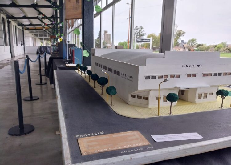 Exponen objetos de la Escuela Técnica en el marco de su centenario