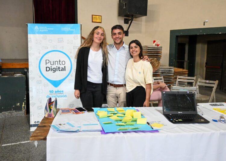 El CRESTA y la Dirección de Juventud presentes en la muestra de carreras 2025