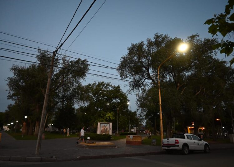 Más luces LED en las plazas de Tres Arroyos: el plan municipal de iluminación llegó a la Plaza Italia