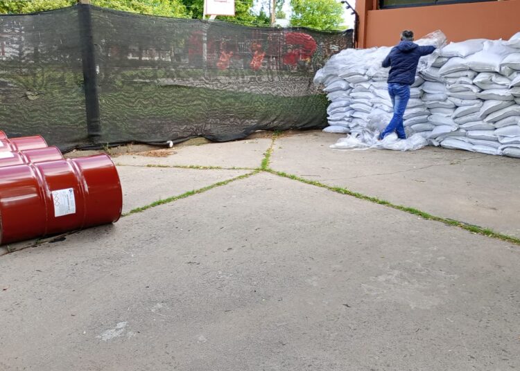 Comienza la instalación del piso antigolpes para los nuevos juegos de plaza Torre Tanque