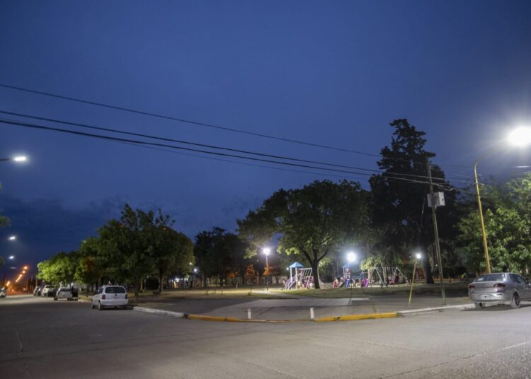 La Plaza Malvinas se Ilumina con nueva tecnología LED