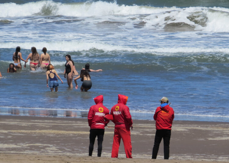 Con un rescate de tres personas fuera de la zona de baño, comenzó la guardia de guardavidas