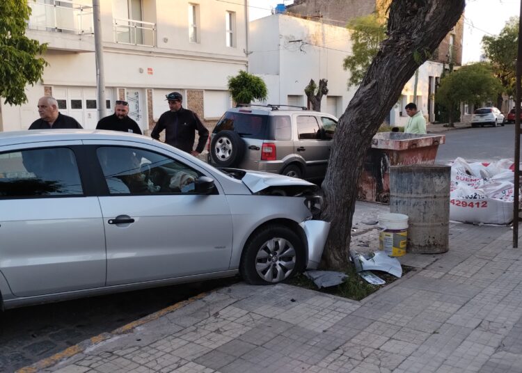 Herida y daños totales en un auto tras violento choque en Dorrego y Pedro N. Carrera