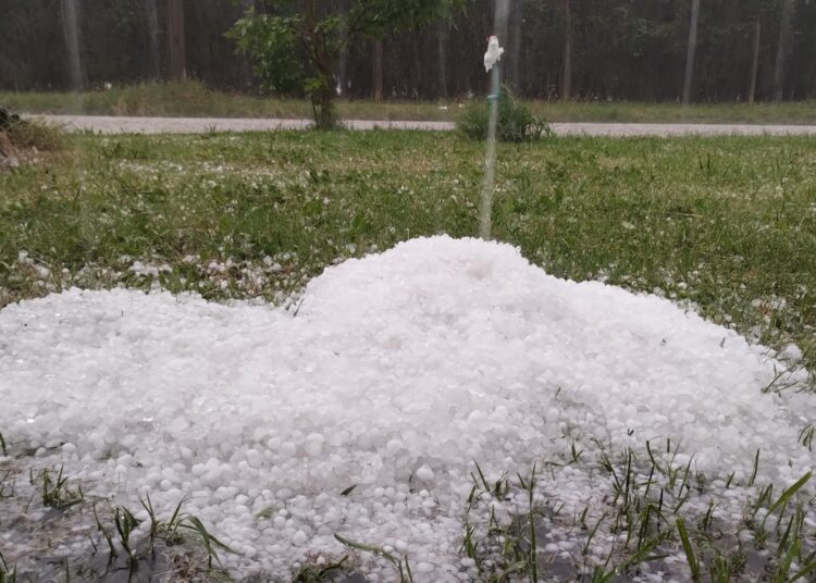 De forma sorpresiva, granizó por al menos diez minutos
