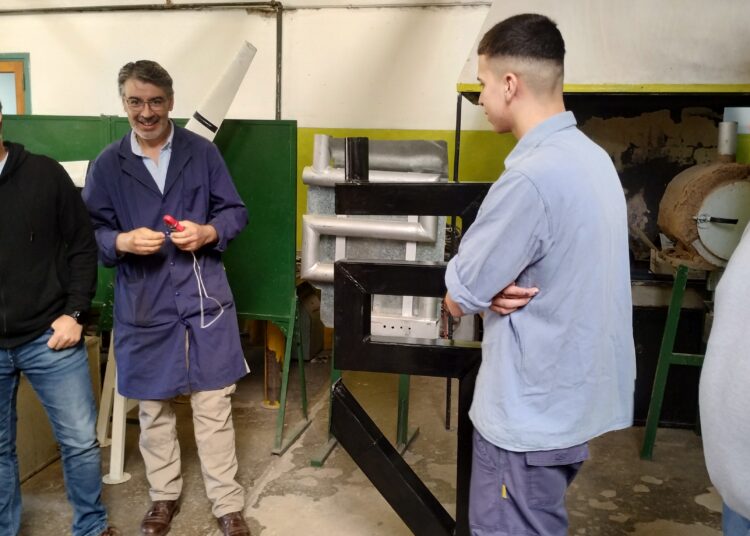 Con la terminación de un prototipo, prevén construir hasta cinco estufas económicas mensuales para familias carenciadas