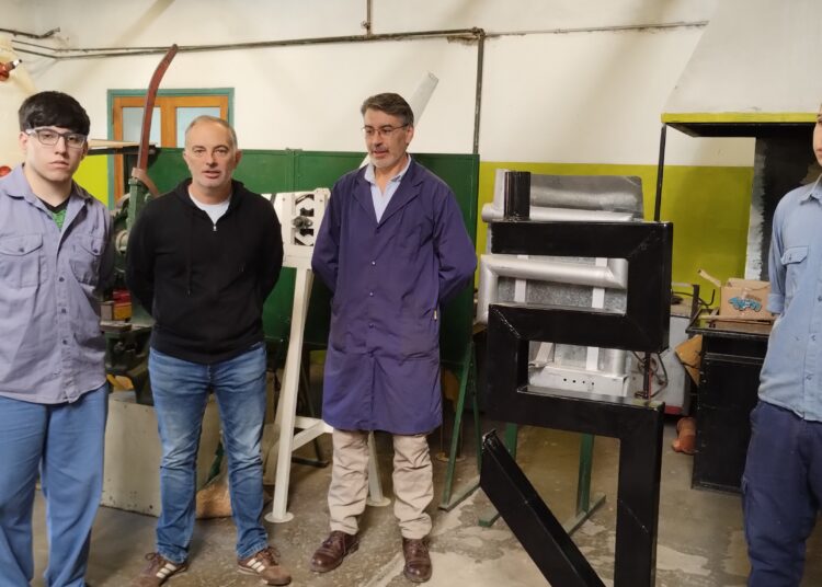 Con la terminación de un prototipo, prevén construir hasta cinco estufas económicas mensuales para familias carenciadas