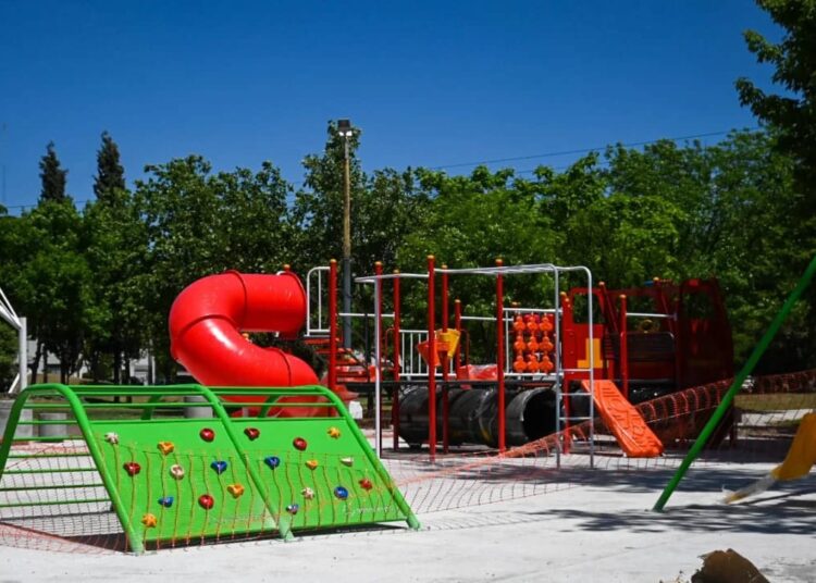Continúa el trabajo de instalación de juegos en la Plaza Torre Tanque