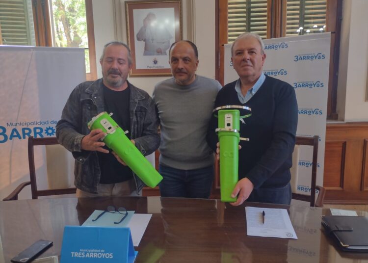 Camuzzi entregó ecoceniceros al Municipio