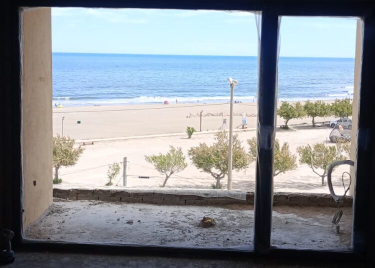Con la colocación de aberturas, el «Esqueleto» de Claromecó le aporta una nueva fisonomía a la costa