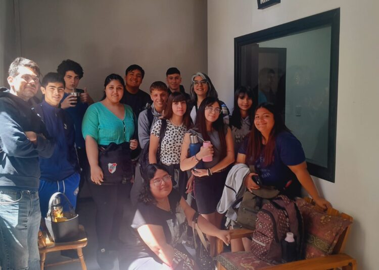 Alumnos de la Secundaria 3 visitaron los estudios de Grupo 105