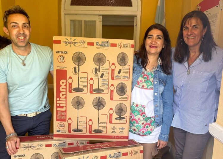 El Consejo Escolar entregó ventiladores de pie a tres escuelas