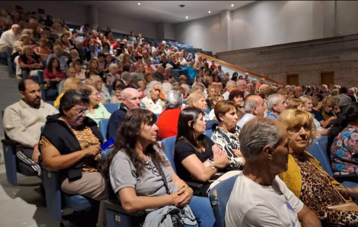 A sala llena, presentaron «Historias Desopilantes» en el Teatro Municipal