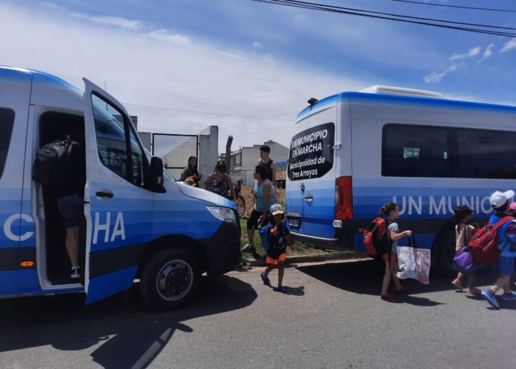 Trasladaron a alumnos de dos jardines de infantes a Claromecó en las combis municipales