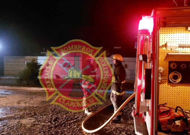 Intervención de Bomberos Voluntarios Claromecó ante incendio en parador Terrazas SV