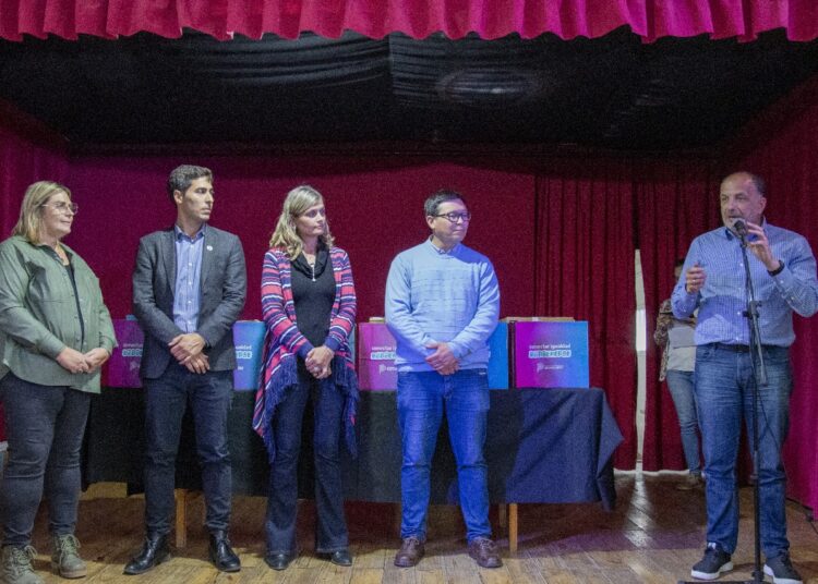 Entrega de 106 computadoras a estudiantes del distrito para potenciar la educación del futuro