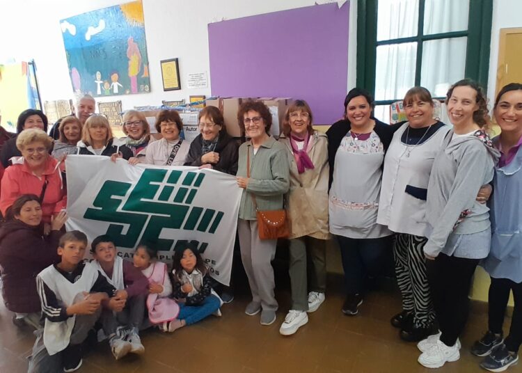 Jubiladas mercantiles donaron elementos a alumnos de la Escuela 13