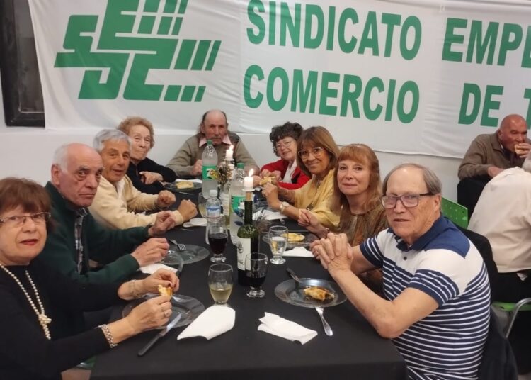 Jubilados mercantiles despidieron el año con una cena