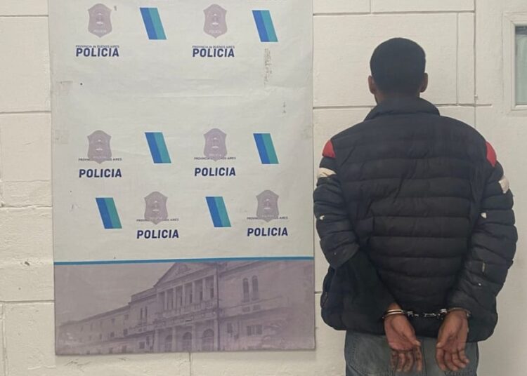 Todo mal: lo chocaron, le rompió el vidrio al auto y le secuestraron la moto