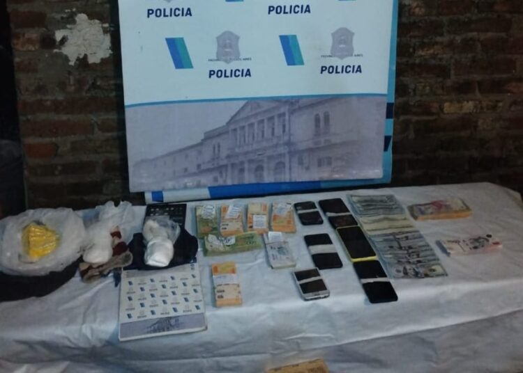 Tras aprehender a un dominicano por narcomenudeo, allanaron una vivienda y encontraron casi medio kilo de cocaína y una suma millonaria