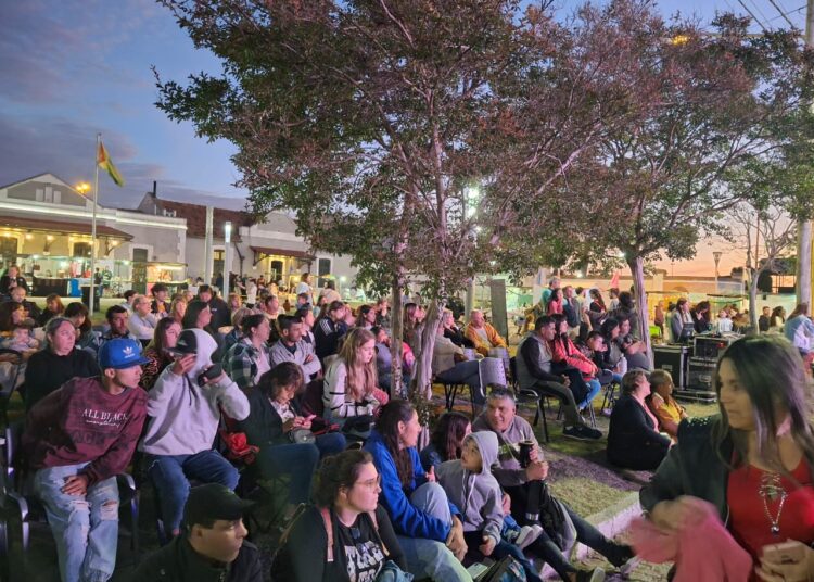 Ofrecieron mercado barrial y shows artísticos en La Estación