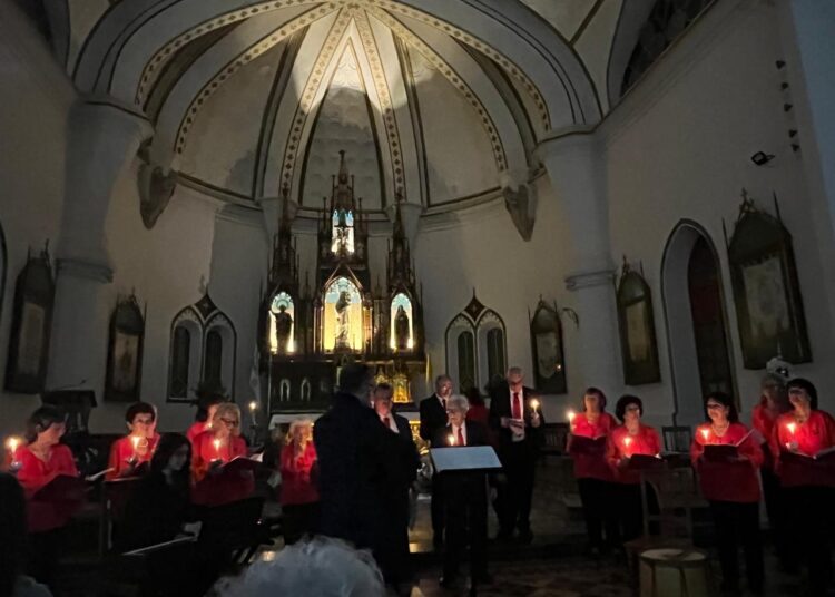 El Coro Buenos Amigos cerró el año con su tradicional Coral Navideña