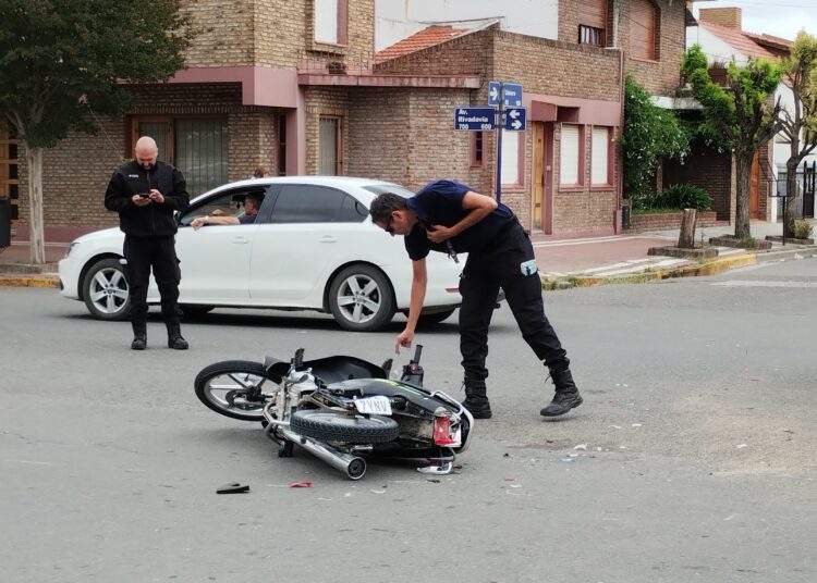 Un motociclista sufrió heridas tras chocar contra un auto en Rivadavia y Pueyrredón