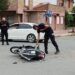Un motociclista sufrió heridas tras chocar contra un auto en Rivadavia y Pueyrredón