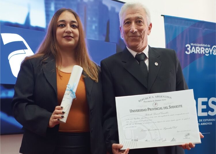 Oficiaron acto de colación y entrega de diplomas a graduados en el CRESTA