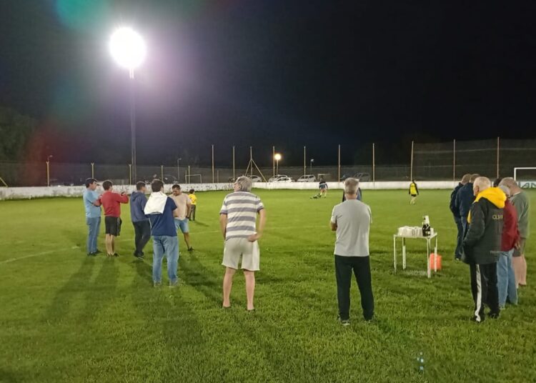 Olimpo iluminó su cancha de fútbol