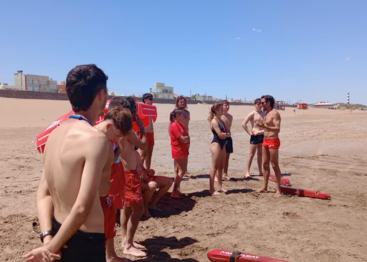 Los guardavidas realizan capacitaciones en toda la costa