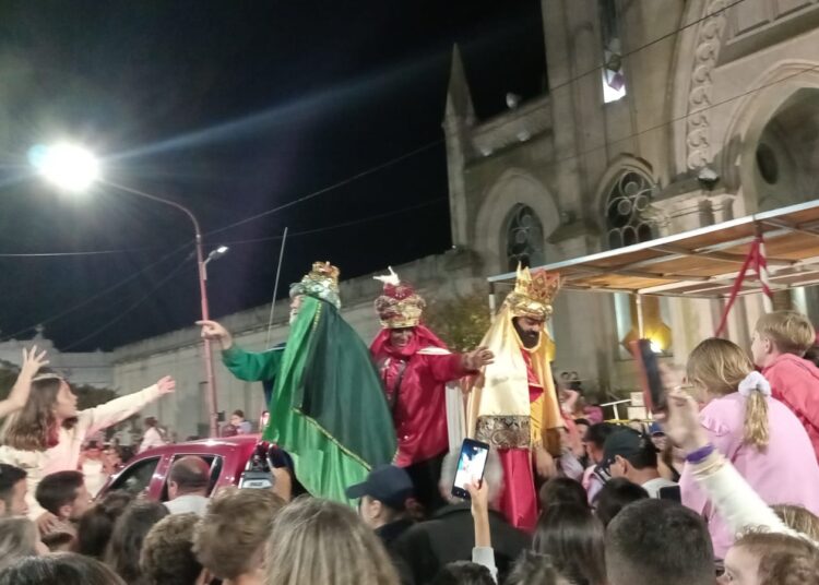 Los Reyes Magos volvieron a recorrer la ciudad tras la suspensión del año pasado