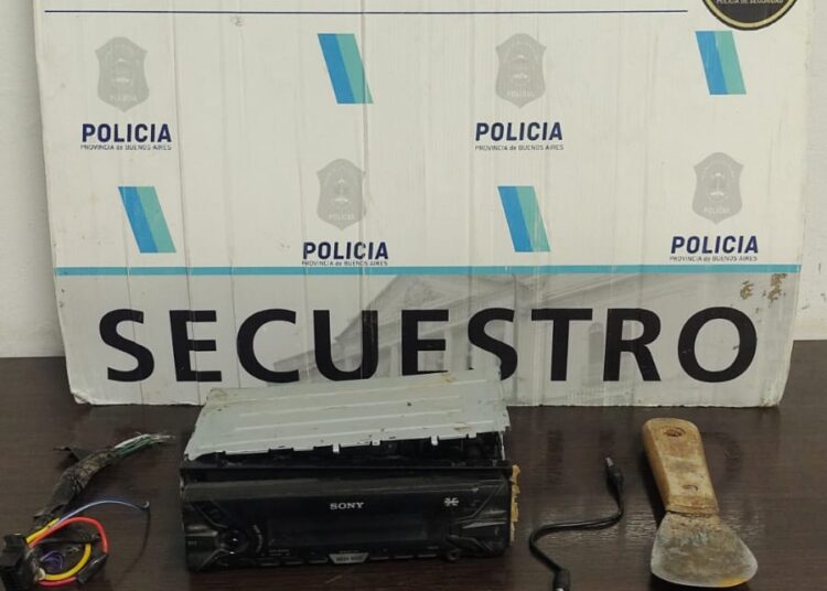 Robó un stereo, intentó entrar en una casa y lo aprehendieron a una cuadra