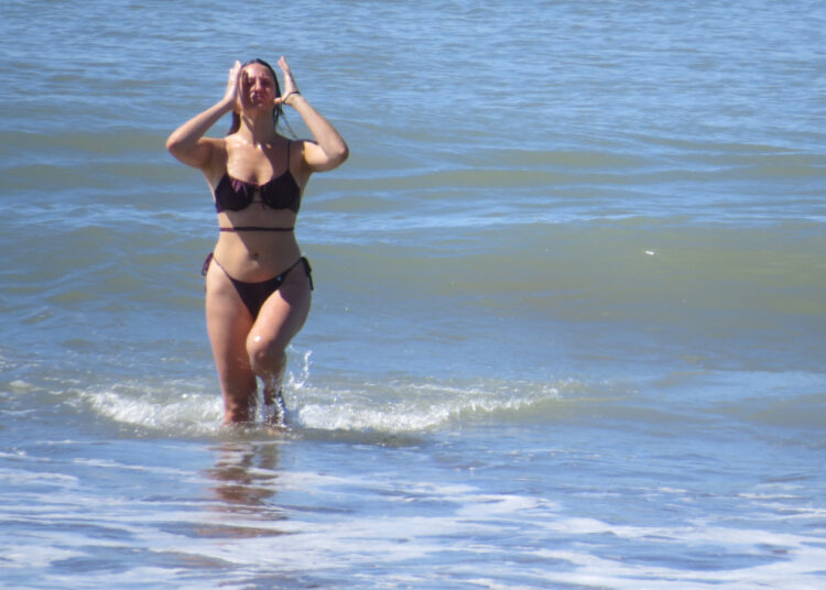 Acá no llegan: emiten alerta amarilla por fuertes vientos costeros y prevén altas temperaturas en la Provincia