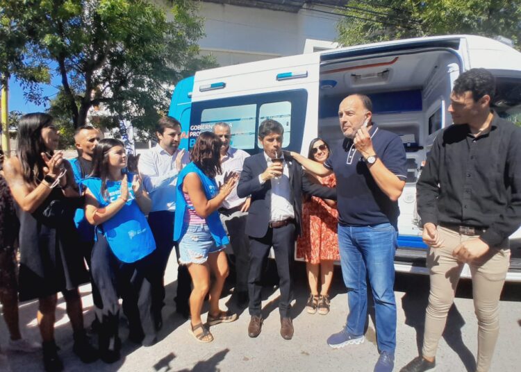 Ante una multitud en Claromecó, Axel Kicillof entregó una ambulancia para Orense