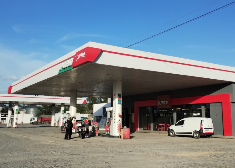 El Gobierno oficializó el autoservicio de combustibles (pero no regirá en la Provincia)