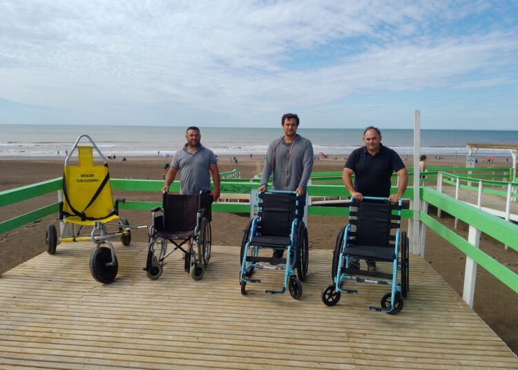 Accesibilidad: Acción Social entregó las sillas de ruedas a Claromecó y Orense