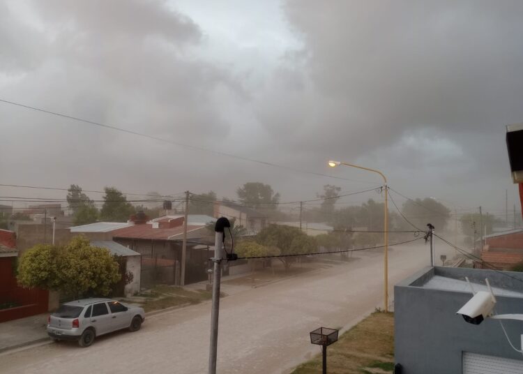 Un techo volado, calles anegadas y cortes esporádicos en una tarde tormentosa