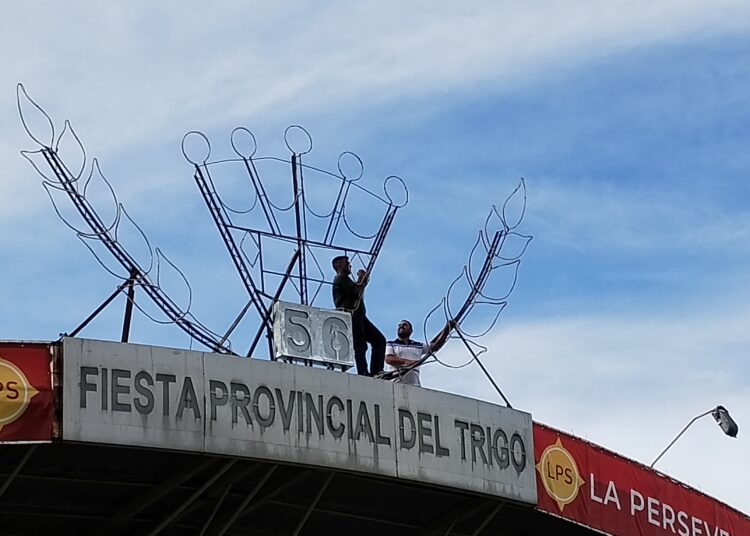 Comenzaron el armado del escenario mayor de la Fiesta del Trigo