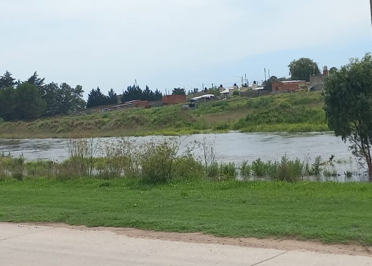 Evacúan a dos familias, piden limitar la circulación y refuerzan vigilancia en arroyos ante inminentes crecidas