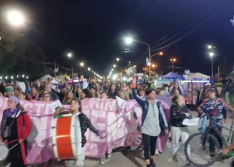 Por el #8M, hubo movilización hacia el predio de la Fiesta del Trigo