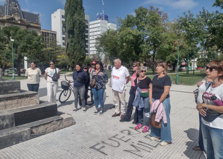 Una decena de personas participó del acto previo a la movilización por los jubilados