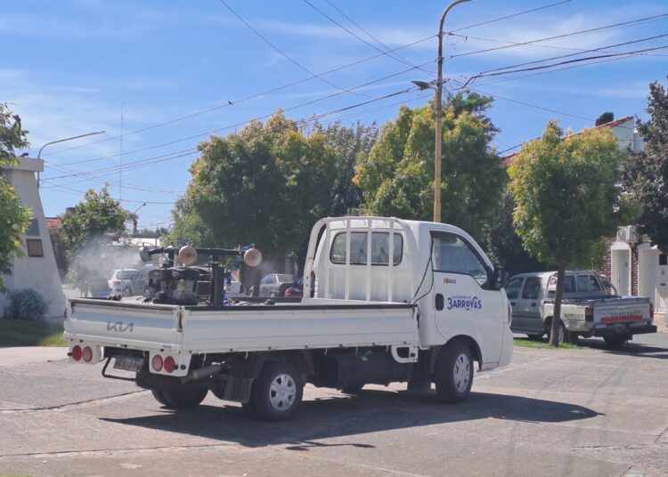 Fumigan en distintos puntos de la ciudad