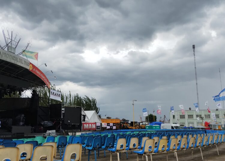 Evacúan a dos familias, piden limitar la circulación y refuerzan vigilancia en arroyos ante inminentes crecidas