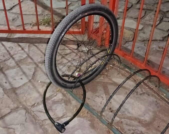 Recuperan dos bicicletas robadas, una de ellas desarmada