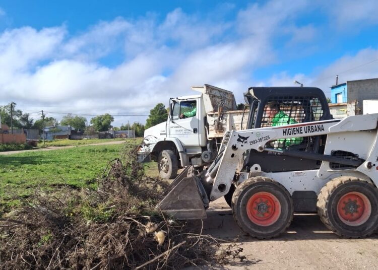 Barrios Limpios: la cuadrilla de Higiene Urbana presente en Santa Teresita 